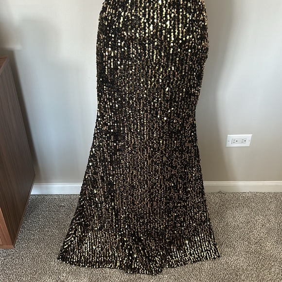 NWOT - MAC DUGGAL Metallic Cap-Sleeve Gown in Black Gold - Picture 4 of 16